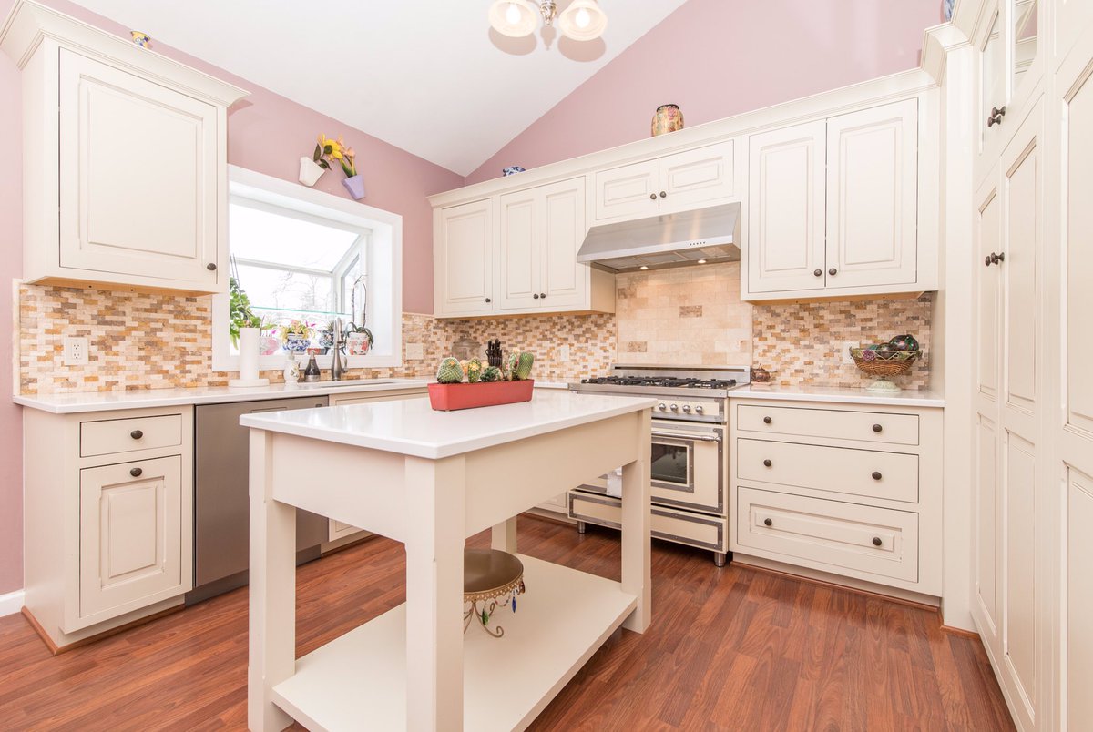 picturemehomeOH's tweet photo. Newly remodeled home in Lyndhurst, Ohio. 4 bedrooms includes master with en-suite. #realestate #lyndhurst #updatedkitchen #realestatephotography https://t.co/aWiaq0qhty