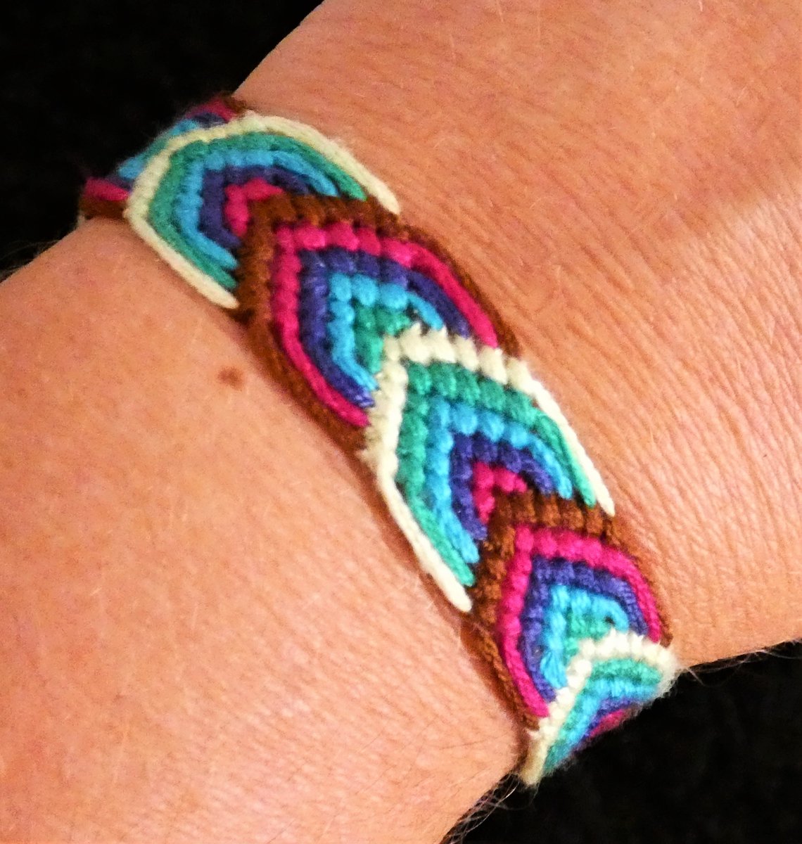 laure97410's tweet photo. https://t.co/zF5ECrzCJ6 #bracelet #braceletdelamitié #friendshipbracelet #feuille #fils #filsdmc #faitmain #handmade #patron #diagramme #tuto #tutovidéo #diy https://t.co/RnemuGWTqL