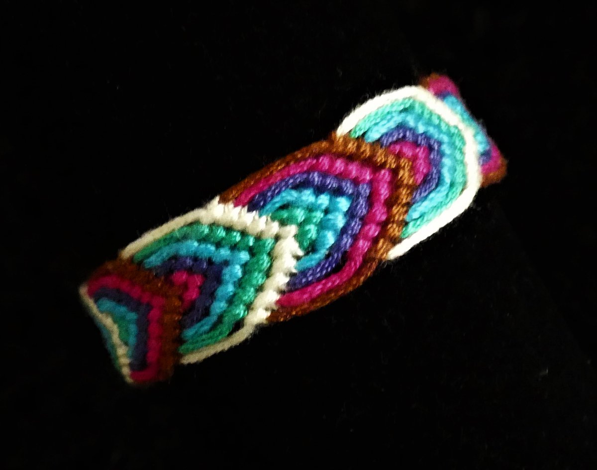laure97410's tweet photo. https://t.co/zF5ECrzCJ6 #bracelet #braceletdelamitié #friendshipbracelet #feuille #fils #filsdmc #faitmain #handmade #patron #diagramme #tuto #tutovidéo #diy https://t.co/RnemuGWTqL