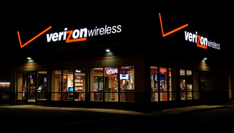 DignitasDigital's tweet photo. Verizon phone carriers on the East Coast are having trouble sending and receiving text messages. Check your phones! #technews #verizon #canttext https://t.co/KdfyhvrFDM