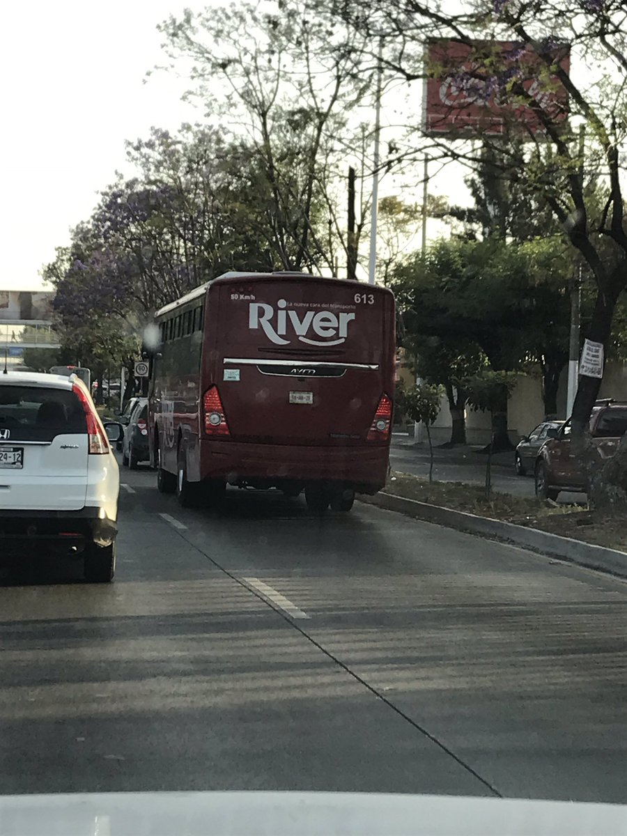 ruberuval's tweet photo. Una pregunta, ¿se vale que estos camiones hagan paradas y vayan por carriles centrales de López Mateos?Todas las mañanas pasa a la altura de las fuentes. Atención por favor!! @TransporteJal @Trafico_ZMG @EnriqueAlfaroR https://t.co/qPqQxnWiWv