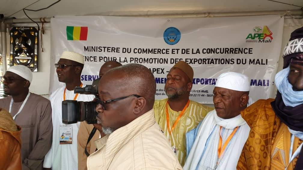 MConcurrence's tweet photo. Quelques  images des ministres en charge du commerce de l'Algérie Du Mali et du Niger visitant les stands du Mali à la foire commerciale de Tamanrasset << ASSIHAR 2019>>.
@GouvMali @MALIKANU8 @ASSADEK 
@MatitaTkhouja @ORTMali https://t.co/VQkcbsEmms