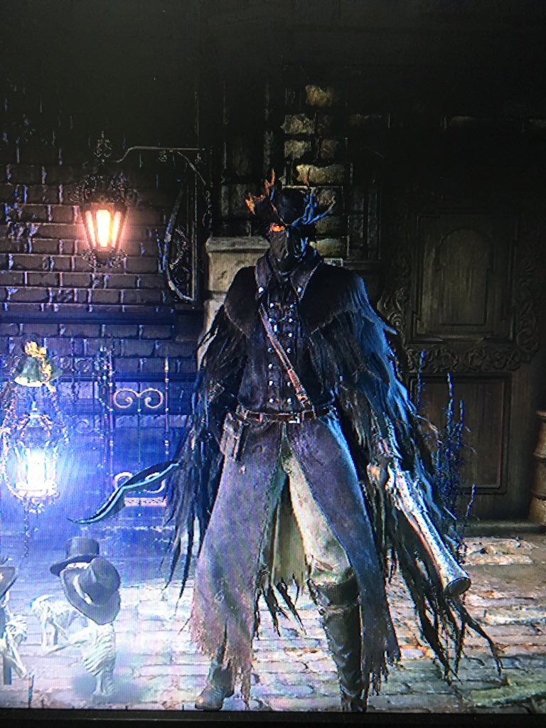 ノース En Twitter 装備決まった 頭は狩人の帽子 上は鴉羽の仮装束 手は狩人の手袋 下は鴉羽のズボン 右手装備はノコギリ鉈と慈悲の刃 左手は短銃と時と場合によって変わる感じ W 素顔は黒髪の褐色肌の琥珀の瞳の女性 Bloodborne ブラッドボーン