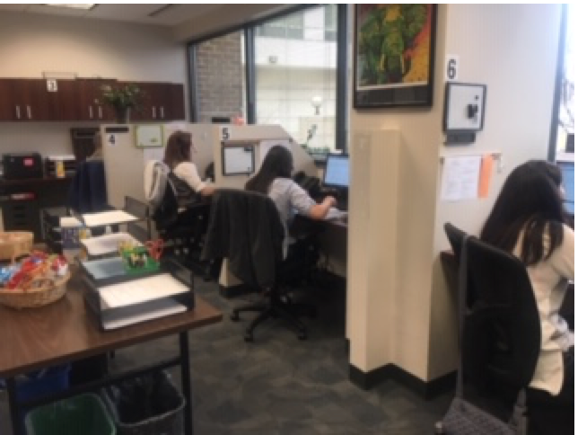 NAMICommunicate's tweet photo. Our packed house of amazing helpline volunteers are here to help! Call them at 800-950-NAMI (6264) between 10AM - 6PM EST. They’re ready to answer your questions on: 
✔️ Symptoms of mental health conditions
✔️ Treatment options
✔️ Local support groups &amp; services
➕  And more! https://t.co/2srPq07ni1