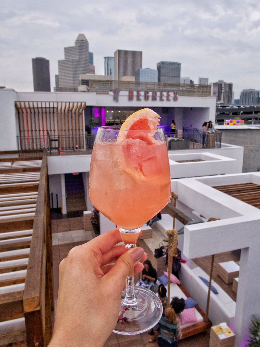htxhotspots's tweet photo. We are OBSESSED with the new trendy bar in Midtown, 77 Degrees. Talk about view for dayssss! https://t.co/Bmc3ftYTWt