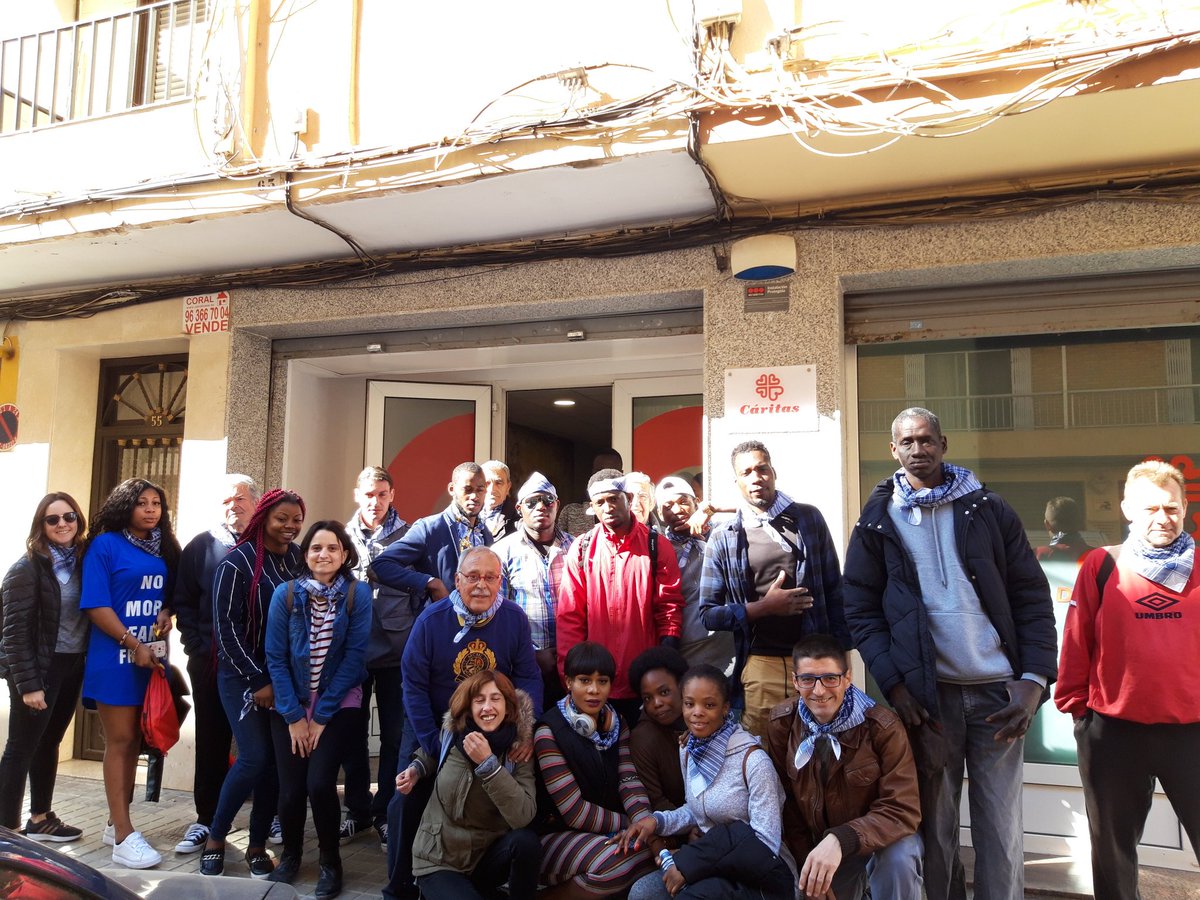 alopezizq's tweet photo. En el #AreaInclusion #jaestemenfalles visitando la exposición del ninot y comiendo juntos después de una gran mascleta @ValenciaCaritas #momentoCaritas https://t.co/saBADVnbz3