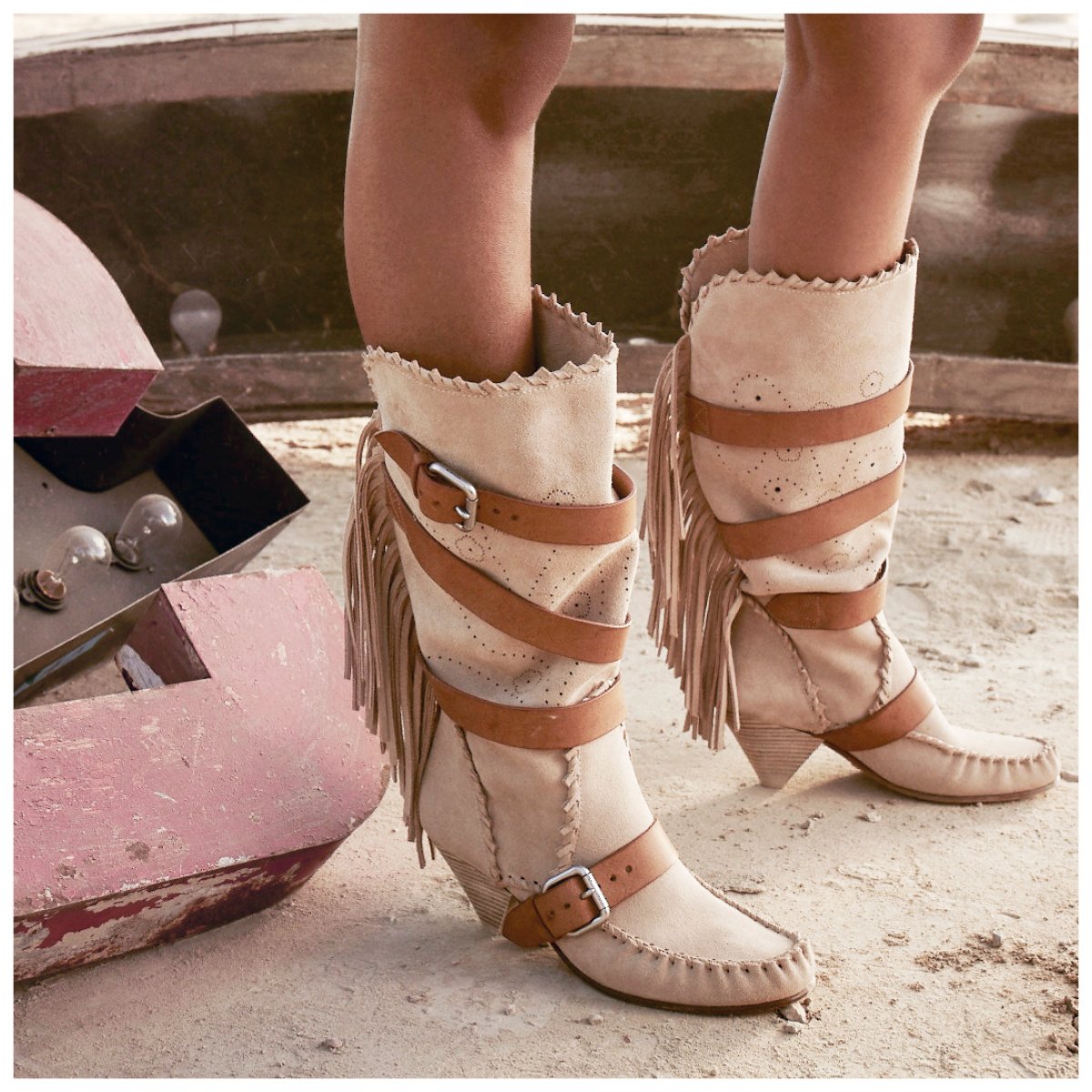 SZone13's tweet photo. Buenos días, chicas. Si van a usar botas vaqueras que sean unas súper cool y diferentes a las demás propuestas. #FelizMartes #CoachSS19 #CoachNY https://t.co/9NzKQEb2e5