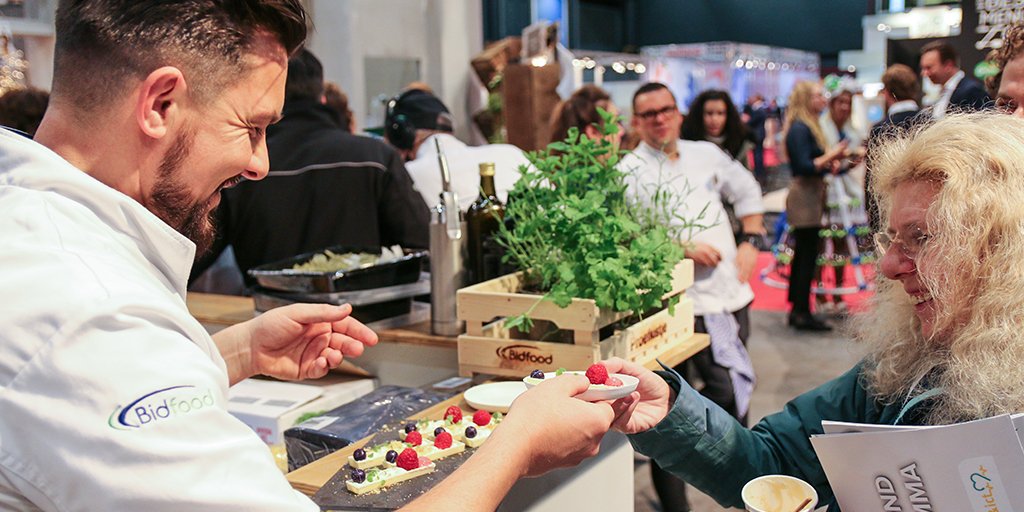 BidfoodNL's tweet photo. Je hebt een culinaire vraag of uitdaging? Ontmoet onze culinair adviseurs op Zorgtotaal en ontdek wat zij voor jou kunnen betekenen. https://t.co/nVoUXtAP0F @zorgtotaal19 @DCCVS #bidfoodnl #zorgtotaal #zorgtotaal19 #hal7 https://t.co/hq396pKcso