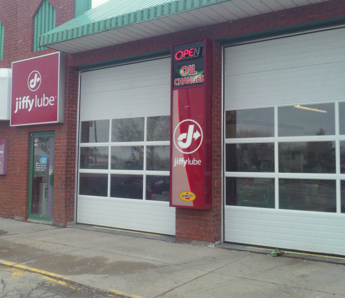 dg_betty's tweet photo. Jiffy Lube getting on board the #idlefreeCaledon bandwagon - remember: idling is bad for your engine! @ecoCaledon @DDheadwaters @YourCaledon @JBAPT_DPCDSB @BaptistEcoTeam https://t.co/wFD5CITTw7 https://t.co/rxTkCIERXR