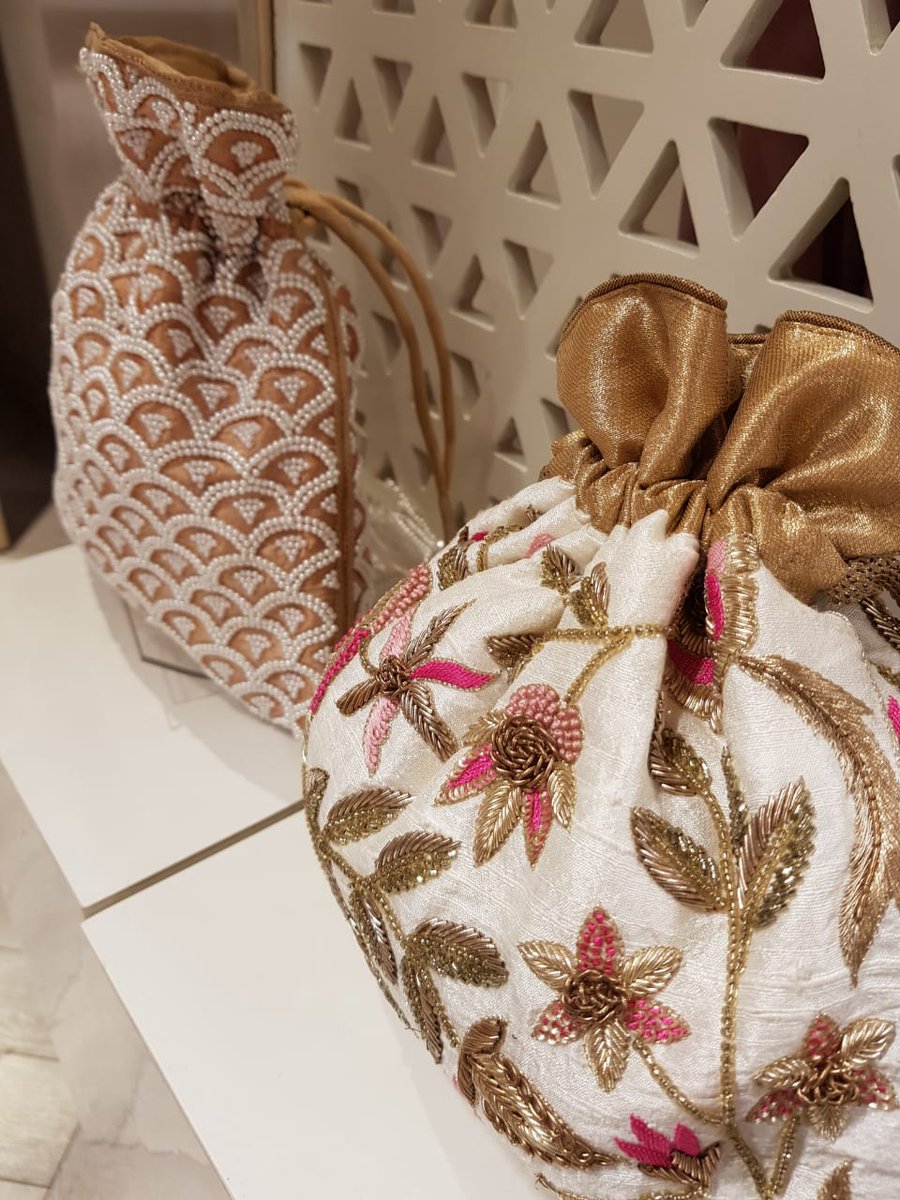 ndtvgoodtimes's tweet image. #TeamGT picks all things chic from the @Aza_Fashions store in #Delhi that will get you #ShaadiReady! 

Want to be the next #YarriDostiiShaadi bride? Apply at shaadi@mygoodtimes.in TODAY!