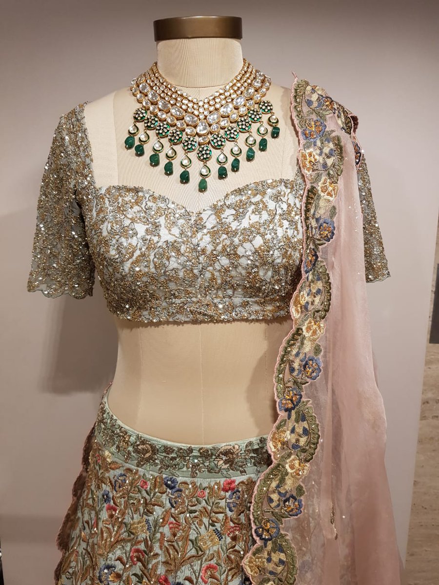 ndtvgoodtimes's tweet image. #TeamGT picks all things chic from the @Aza_Fashions store in #Delhi that will get you #ShaadiReady! 

Want to be the next #YarriDostiiShaadi bride? Apply at shaadi@mygoodtimes.in TODAY!