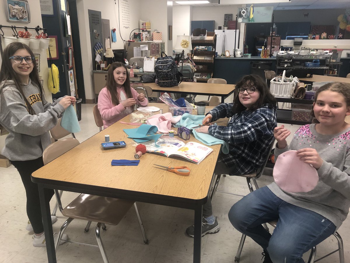 chrissacooks's tweet image. 🧵 Sew proud of my intramural sewing club and their innovative sewing design projects ✂️ #weareJMS #sewfun #jmsfcs