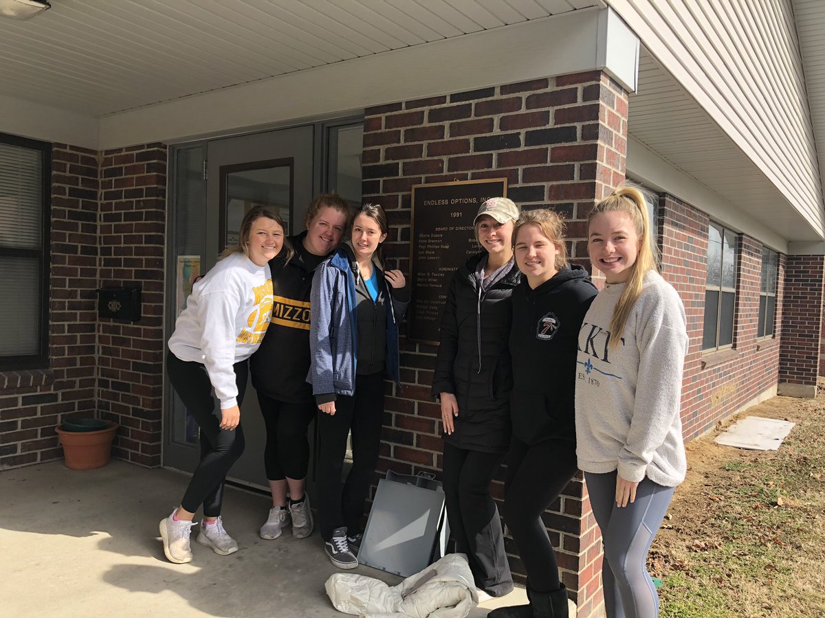 SNAMizzou's tweet photo. A group of SNA members travelled to Fayette, MO to serve at Endless Options, a center that provides resources to individuals with intellectual and developmental disabilities. They had so much fun serving and we are proud of their dedication to service! https://t.co/eGDoo0INYc