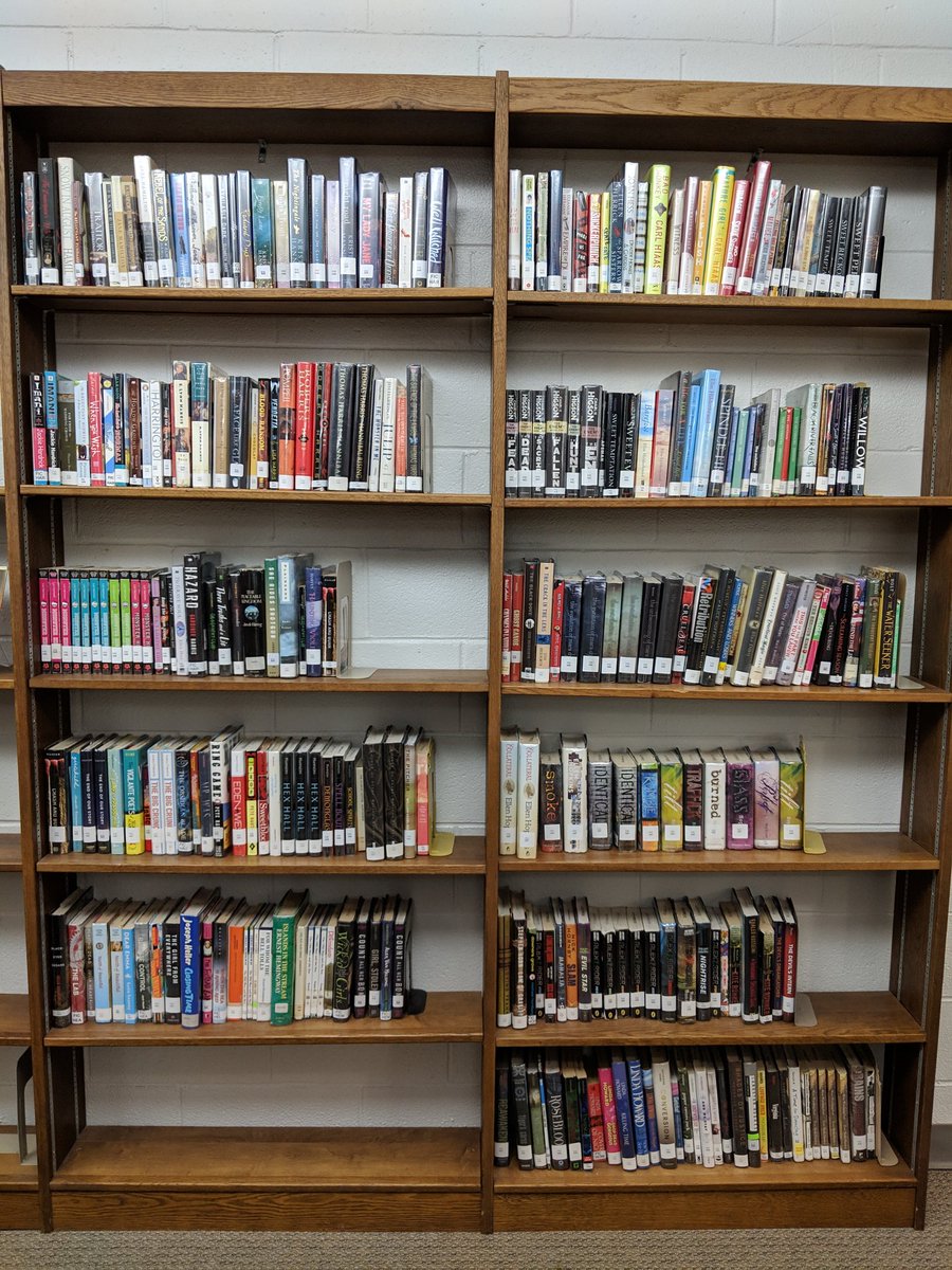 karahiansito's tweet photo. Everyone loves a good #libraryweeding before and after!  The shelves on the right are so much more inviting to our users. #libraries #blfdbengals #schoollibrary #FutureReadyLibs https://t.co/vrDQ7ZqSCT
