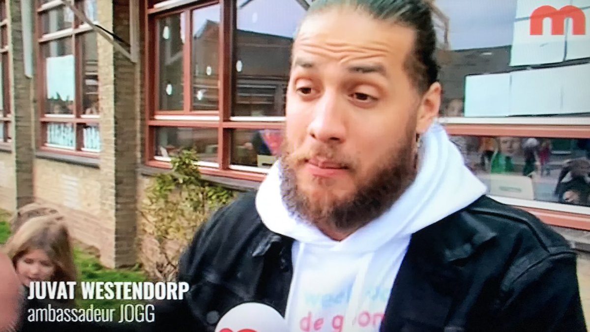 JPToonen's tweet photo. Acteur Juvat Westendorp leerde vandaag de Maastrichtse jeugd dansen. En deelde  voetballen, frisbees en hockeysticks uit op zeven scholen. Bekijk het hier: https://t.co/9yOA5PiOMJ https://t.co/vCHW8WIX1D