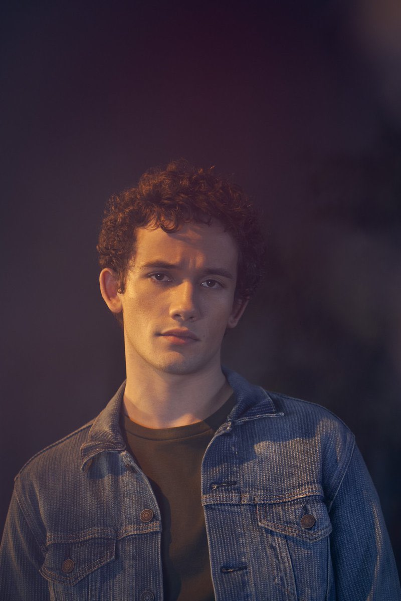 Gossipsbitchs's tweet photo. Dylan Wright 
Un violonchelista prodigioso que utilizó su pasión por la música para escapar de su pequeña ciudad natal, Dylan ama su música casi tanto como ama a su novio, Andrew. (Y hasta eso está para debate). https://t.co/LrJPJdsuqu