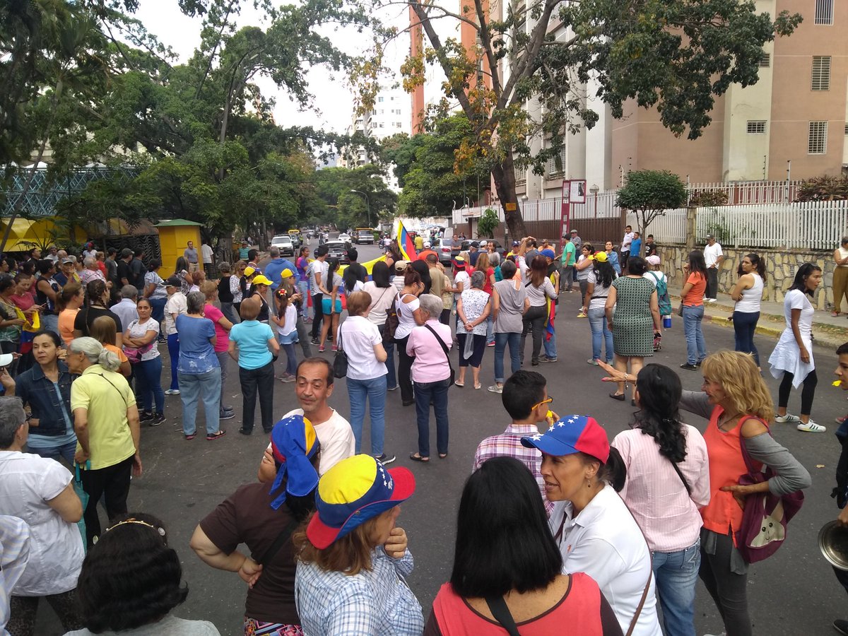 DevJoaquin's tweet image. Montalbán a esta hora. Protesta por cortes de agua y luz. CC. La Villa. 3:40 pm.
#liberenaluiscarlos #AlaCalleContraLaOscuridad