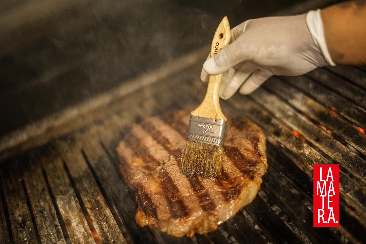Cuidamos nuestros cortes para lograr el término perfecto.

#LaMatera #guadalajara #restaurante #food #lunch #dinner #carne