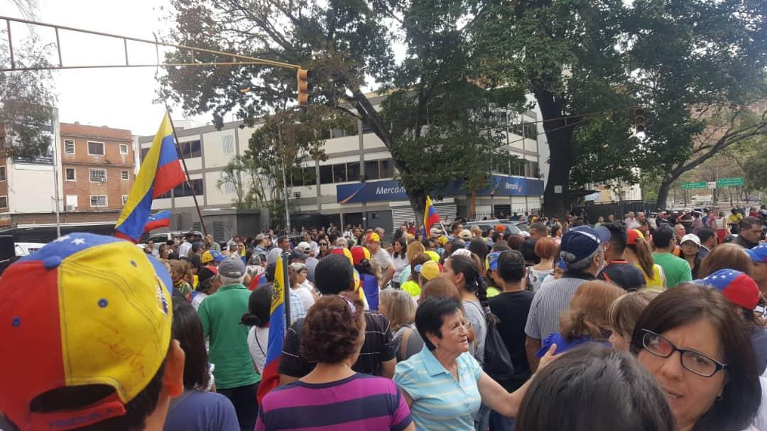 Analitica's tweet photo. #AHORA Vecinos de Santa Mónica acatan el llamado del presidente (E) @jguaido de protestar este #12Mar | vía @Sofiggarcia https://t.co/f7CiP5lAGr