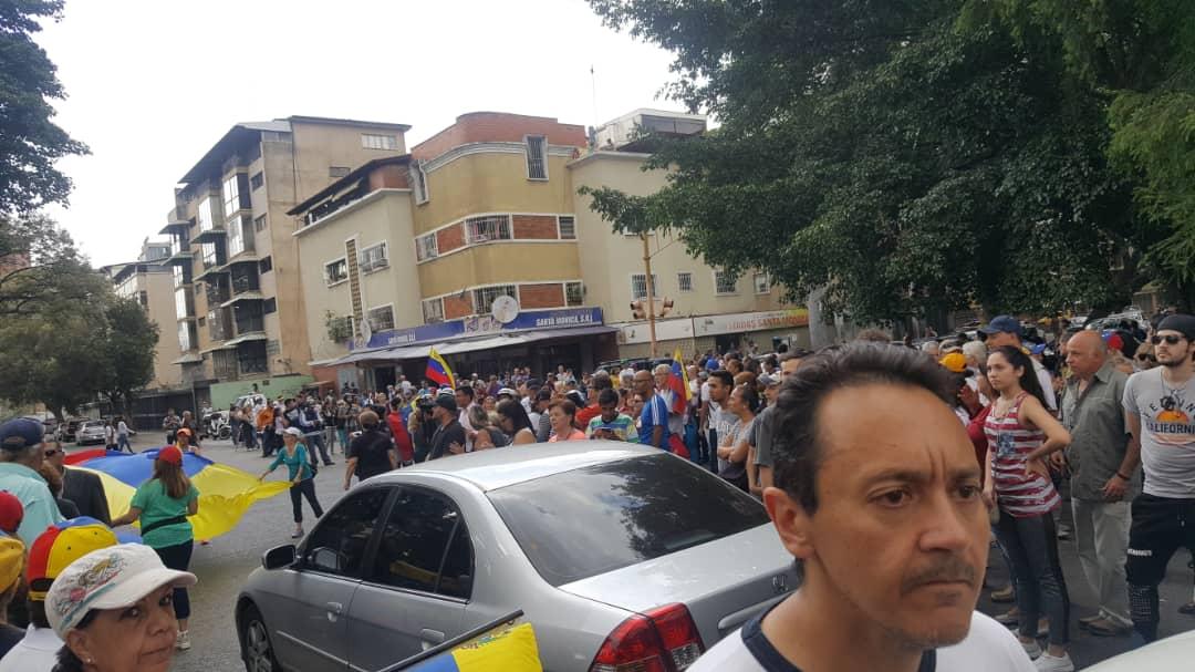 Analitica's tweet photo. #AHORA Vecinos de Santa Mónica acatan el llamado del presidente (E) @jguaido de protestar este #12Mar | vía @Sofiggarcia https://t.co/f7CiP5lAGr