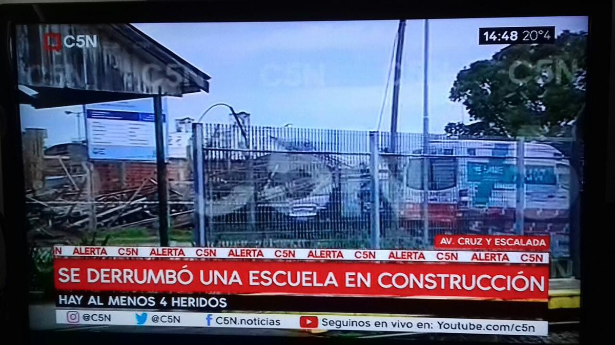 fedepuy's tweet photo. Es el secundario que estaban construyendo en el barrio olímpico al lado del jardin, en Lugano. Se desplomó la losa del primer piso. El pedido de construcción de escuelas de calidad es una demanda ante más de 20 mil chicos sin vacante, en la Ciudad más rica de América Latina. https://t.co/L4h3wb8jvJ