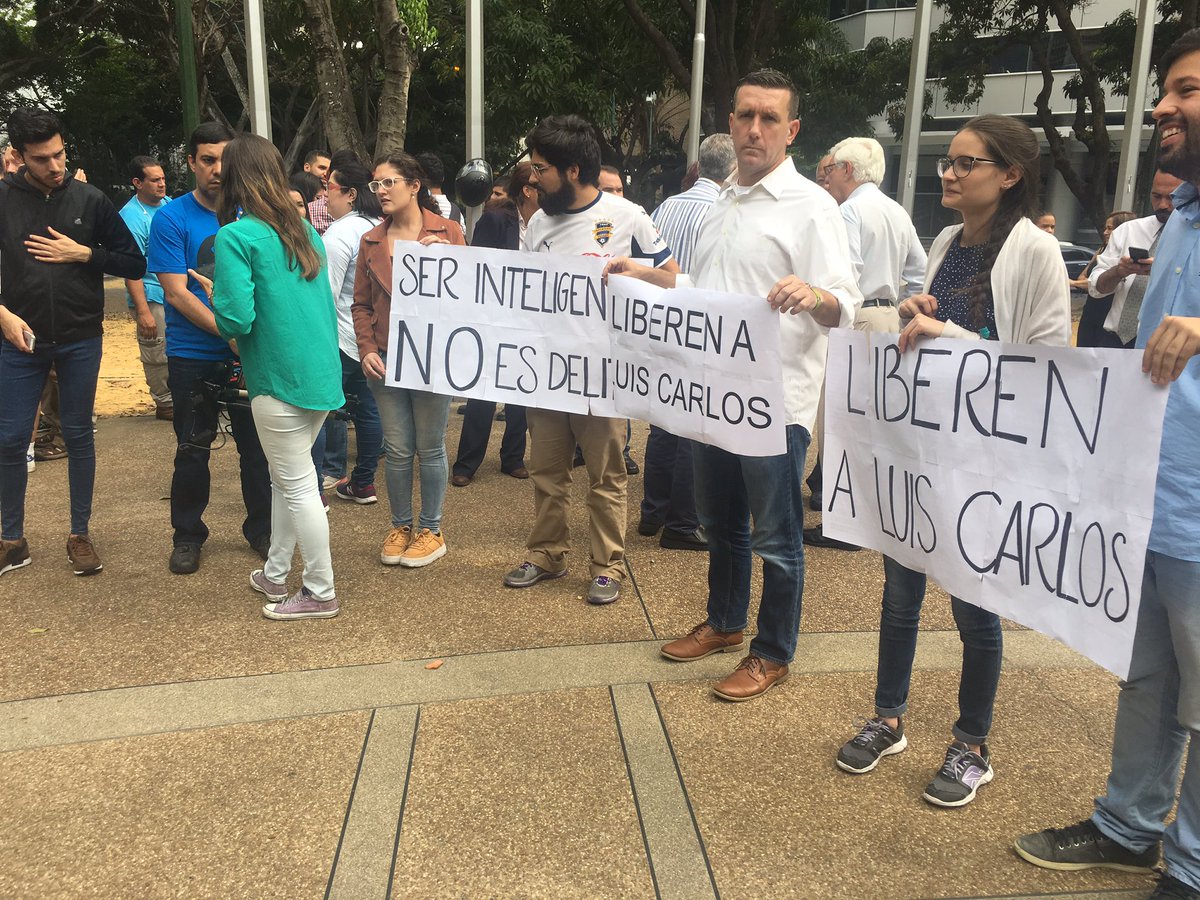 TomasGuanipa's tweet image. Acá estamos junto a varios de nuestros diputados de la @AsambleaVE acompañando a los periodistas en la calle exigiendo la libertad de Luis Carlos Díaz. #LiberenALuisCarlos #AlaCalleContraLaOscuridad