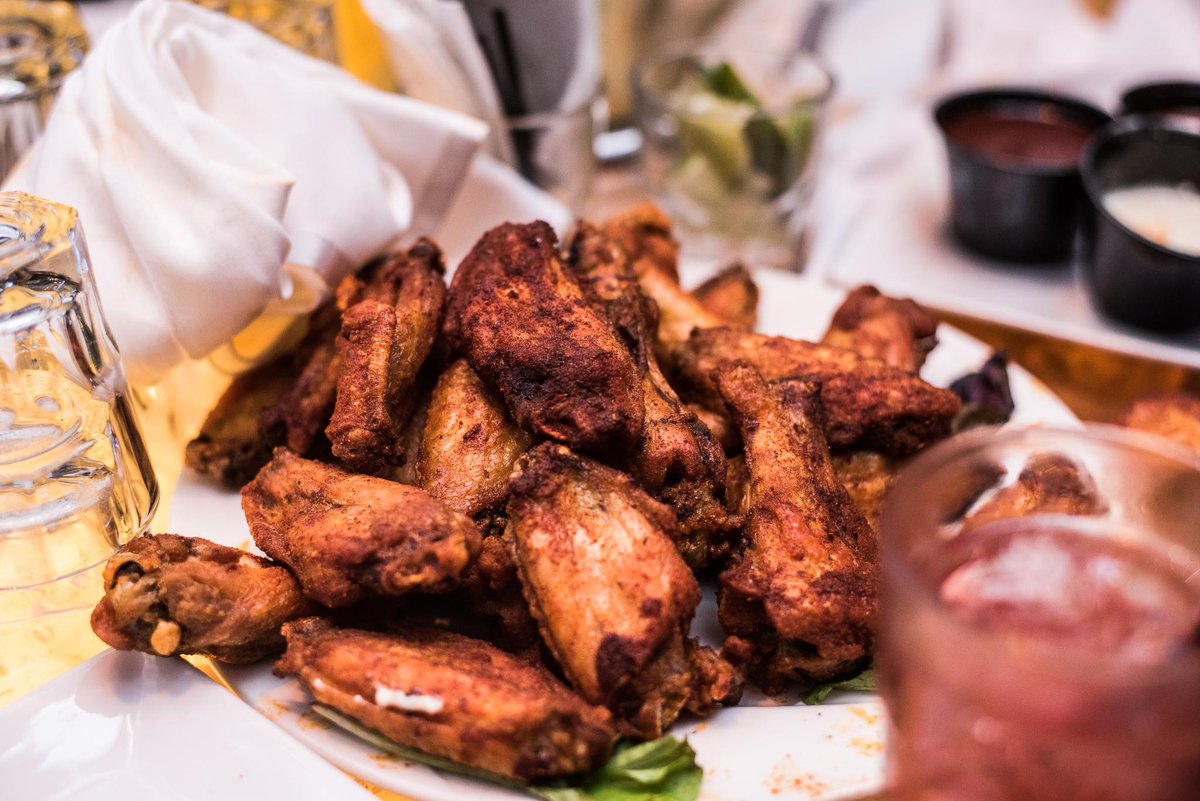 the4040club's tweet photo. It’s conference tournament week in the NCAA. Join us a for #HappyHour from 5-7pm for #HalfPriced drinks + watch your favorite college basketball teams make their final push for the big dance while you enjoy our wings, sliders &amp; game-time appetizers.
🏀 7:00 PM @Pitt_MBB vs @BCMBB https://t.co/OWrFLnsepv