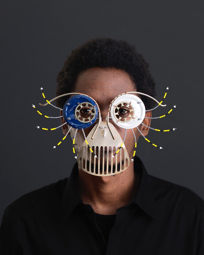 irawotalents's tweet photo. « Un jour, mon père m'a dit : "Cyrus, si tu veux porter des lunettes, il va falloir que tu en fabriques toi même"»

Voici les "C-Stunners", des lunettes sculpturales de l'artiste Kenyan Cyrus Kabiru. Elles sont fabriquées à partir de déchets. 

#Ferimi 🎨 https://t.co/ZT7CQuvqYf
