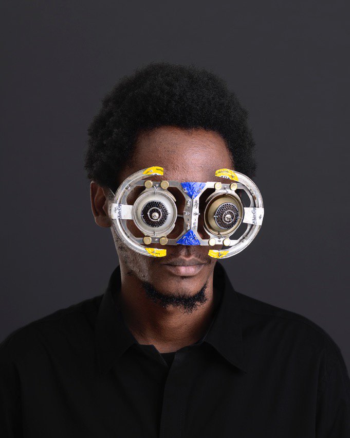 irawotalents's tweet photo. « Un jour, mon père m'a dit : "Cyrus, si tu veux porter des lunettes, il va falloir que tu en fabriques toi même"»

Voici les "C-Stunners", des lunettes sculpturales de l'artiste Kenyan Cyrus Kabiru. Elles sont fabriquées à partir de déchets. 

#Ferimi 🎨 https://t.co/ZT7CQuvqYf