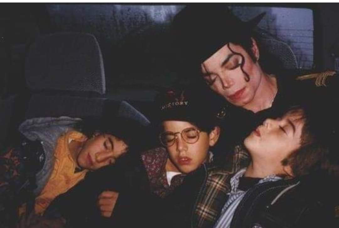 KeyaMorgan's tweet image. Here is the God honest truth about how kids would sleep around Michael Jackson. It was pure, clean and innocent. They loved him. He never had a childhood &amp;amp; he always told me he would see God in children. Does this look that sinister to you?