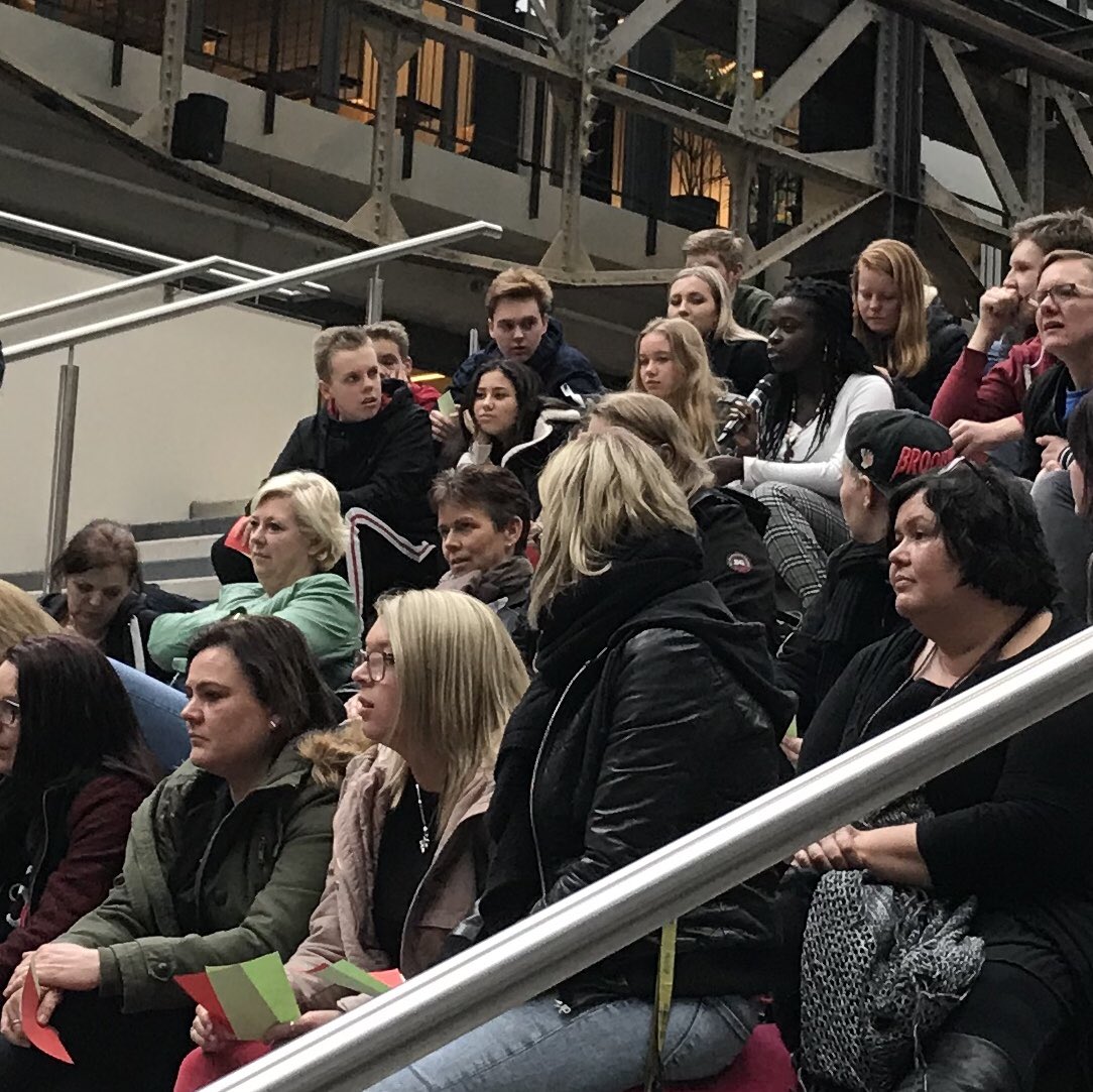 Woordvoerdercdk's tweet photo. Mooie Collegetour bij ROC Twente met CdK @AndriesHeidema en Watergraaf Stefan Kuks. Op de vraag aan het eind wie er nu gaat stemmen voor de Provinciale Staten en Waterschappen gingen veel groene blaadjes de lucht in #DemoCrazyOnTour #PS2019 #stickerstemwijzer @ProDemos https://t.co/i9SZxD7oQE