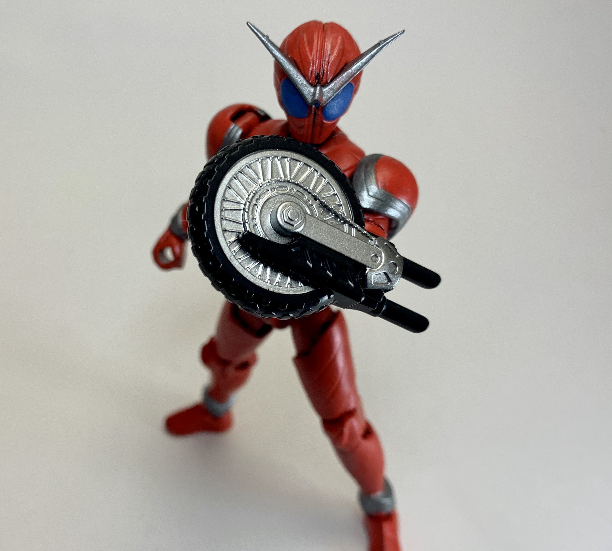 ナミヘイ 仮面ライダーアクセルリザーバー 大破したアクセル ドライバーの修理を待たず 照井竜がロストドライバーで変身した姿 正規のアクセルと比べスペックは劣るが 新装備エンジンバックラーで近接戦闘をカバー アクセルは止まらない 装動 双動