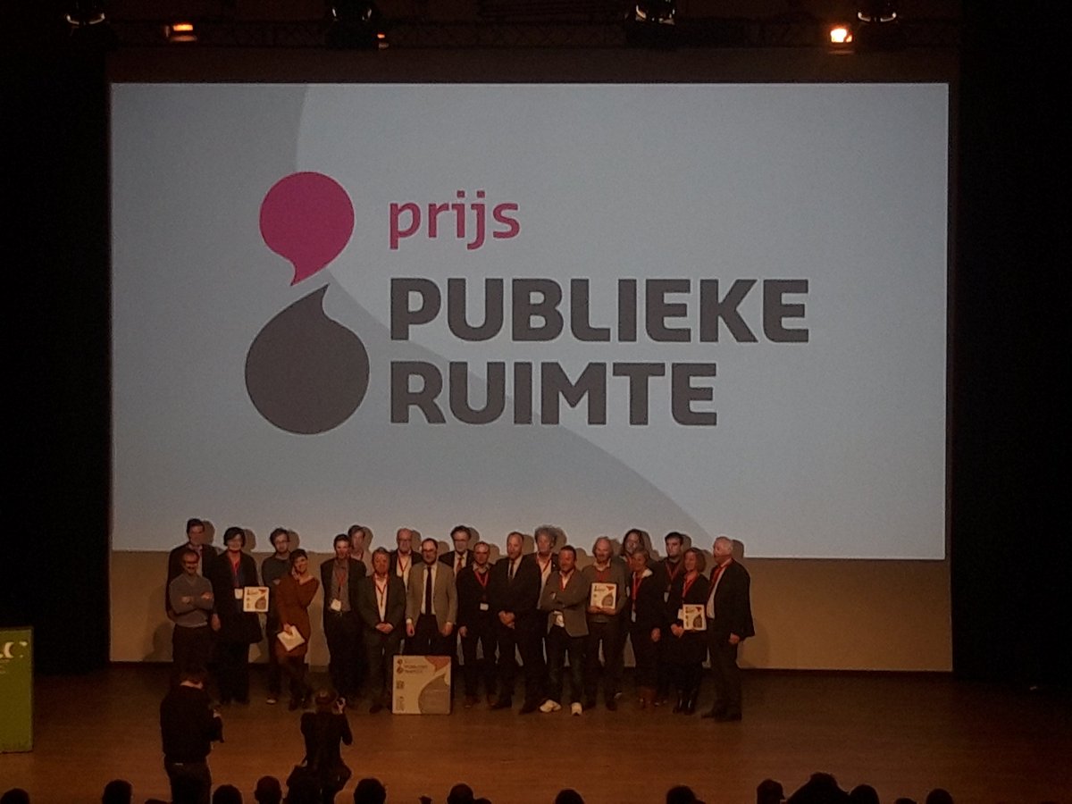 Publieke_Ruimte's tweet photo. Stad Kortrijk wint met de Oude Leieboorden zowel de Prijs Publieke Ruimte als de Publieksprijs! Proficiat aan de winnaars! Ook dikke proficiat aan de andere genomineerden: @8500Kortrijk @Wetteren @hoogledegits @Liedekerke @Stad_Antwerpen (afb.:L.Wouters) #cpr2019 #publiekeruimte https://t.co/vRUYSyKVrM