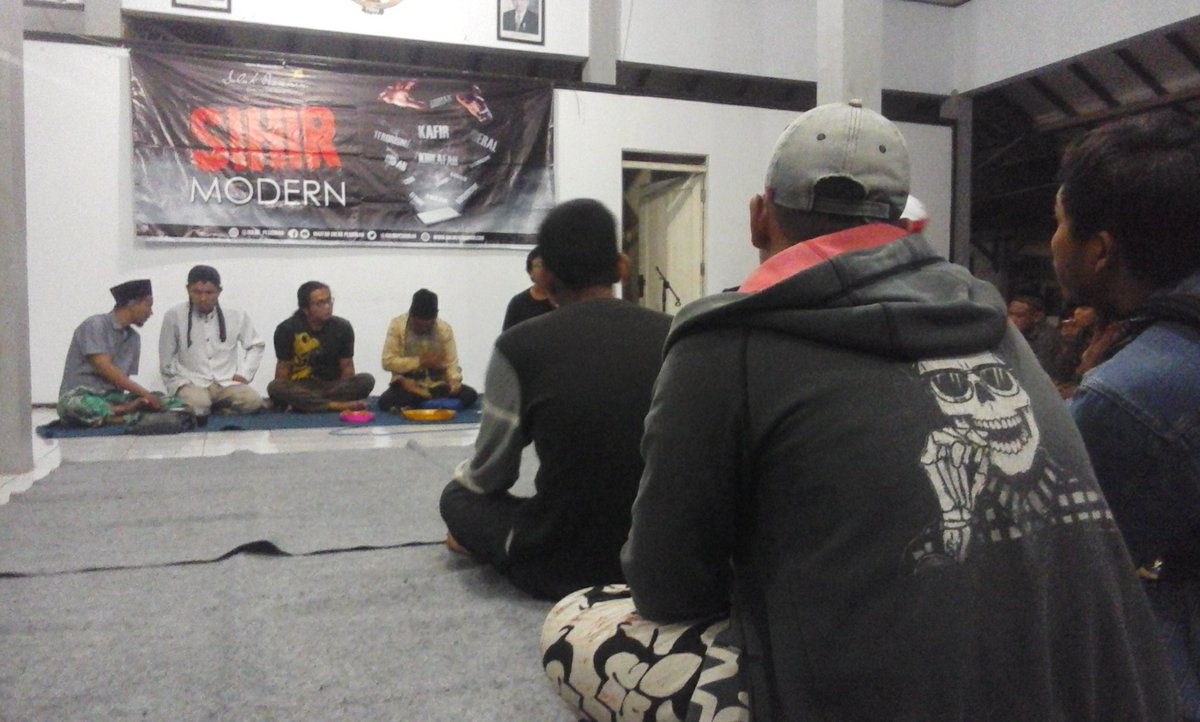 iwan_idg's tweet photo. Suluk pesisiran 12 maret 2019 "Sihir Modern" 

#spmaret #spmar #sulukpesisiran #Maiyah 
@SulukPesisiran https://t.co/YTkzNKTYgz