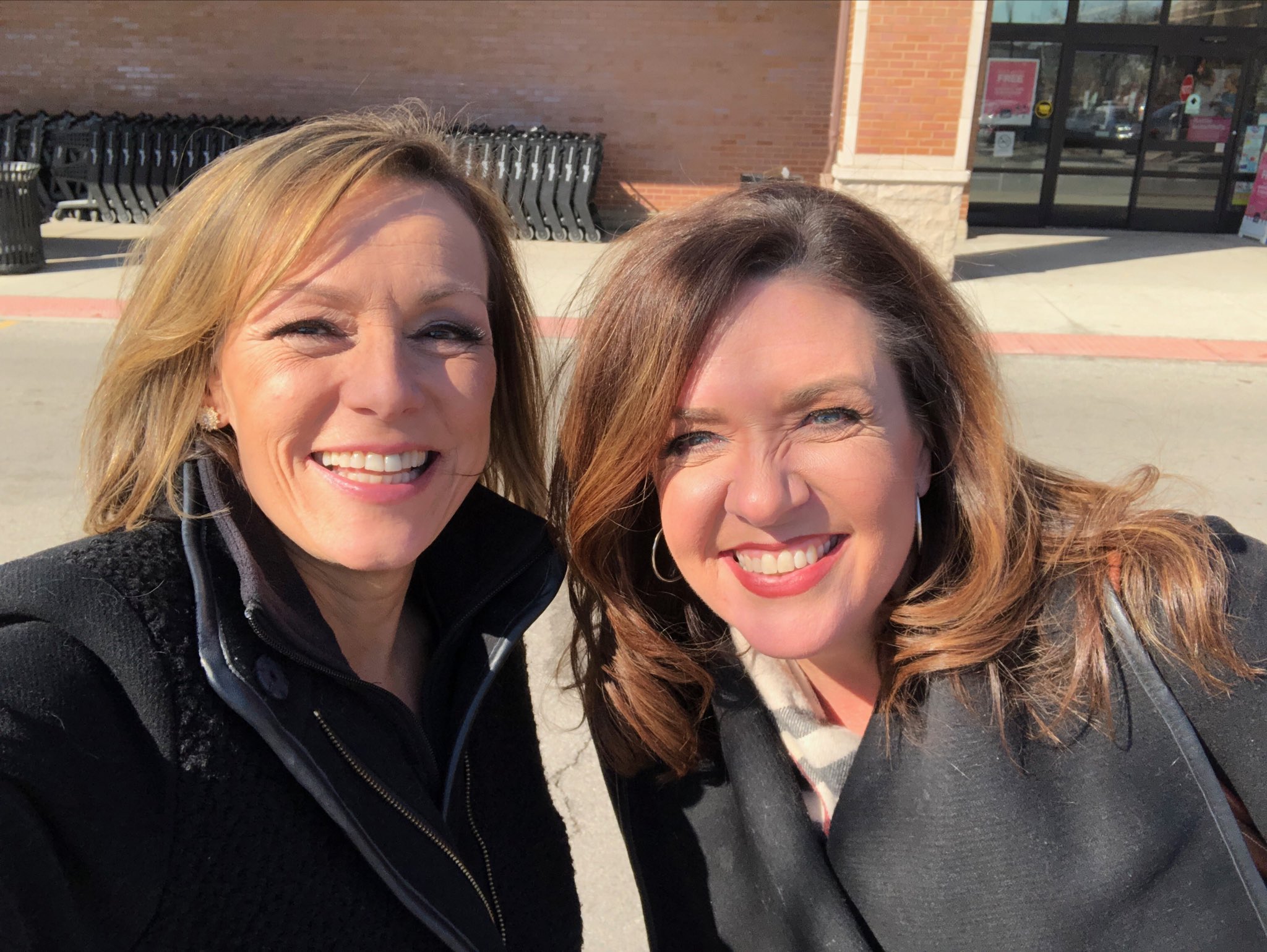 roseanne-tellez-on-twitter-walking-into-mariano-s-what-are-the-chances-i-d-run-into-wgnrobin-we-practically-bumped-into-each-other-lovinnewshift-https-t-co-p5kk0hq4mq-twitter