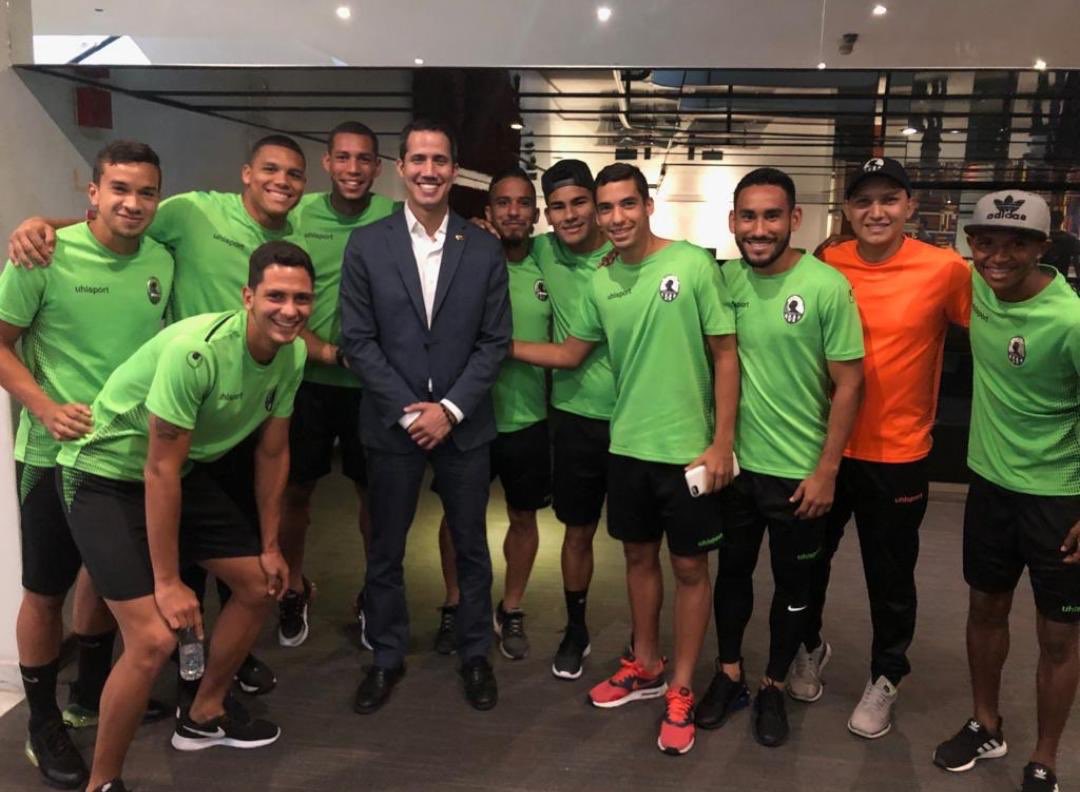Mientras tanto, esto pasa en el Zamora: posan con el presidente (E) <a href="/jguaido/">Juan Guaidó</a>. Para quienes no lo saben, el presidente del ZFC es el hermano de HCh.