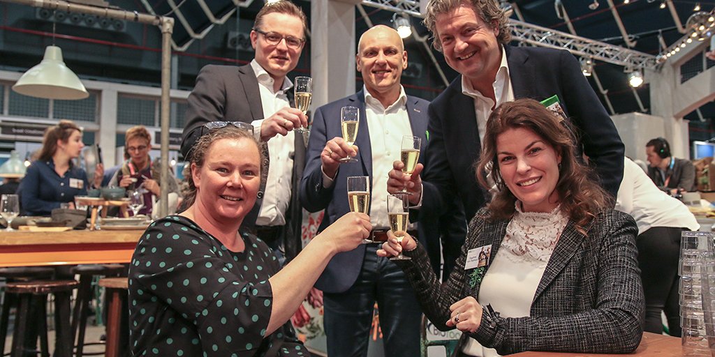 BidfoodNL's tweet photo. Proost op een bijzonder goed geslaagde eerste dag van Zorgtotaal 2019, waar wij zorgprofessionals inspireerden en met elkaar verbonden op onz paviljoen. https://t.co/orVOLCak9S @zorgtotaal19 @DCCVS #bidfoodnl #zorgtotaal #zorgtotaal19 #hal7 https://t.co/fPm4HhEwcI