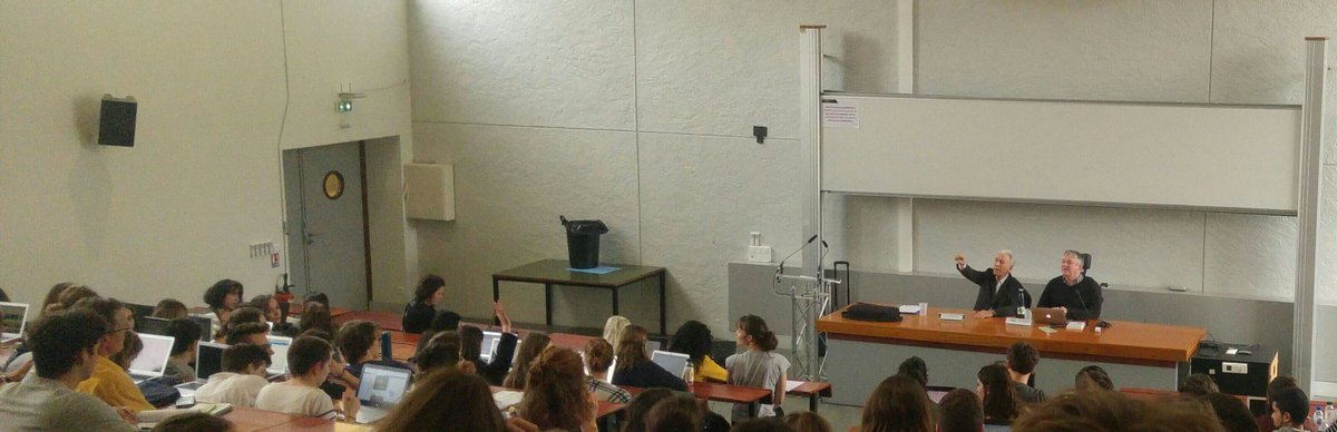 Hauteurs_UGA's tweet photo. L'intervention passionnante d'@HenriPenaRuiz se termine avec des questions d'étudiants ! @game_vert @SciencesPo38 @Grenoble_IAE #festivalgameovert #GameOvert #écologie #philosophie https://t.co/TiNjpKQiw1