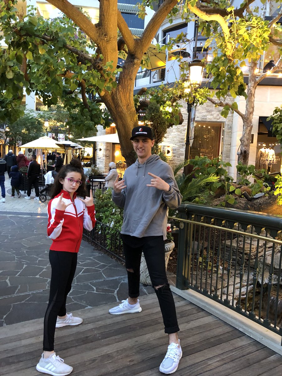 Dfoliofire's tweet photo. Hello LA. We love you! @MTAAgency https://t.co/DSqpQ7Dm2c