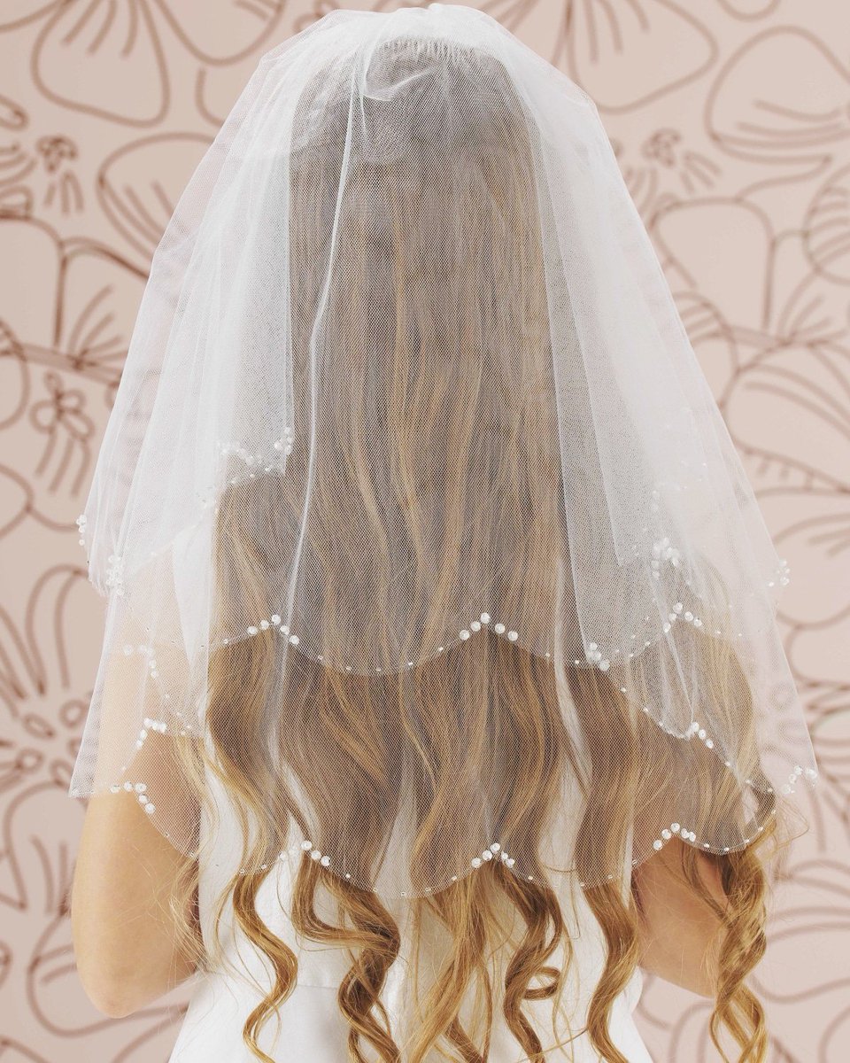 Our scalloped edge Communion veil is a very popular style with our little ones and has been specifically designed to match all of our gowns ♡ search LA155 at linzijay.com for more details 

#linzijay #holycommunion