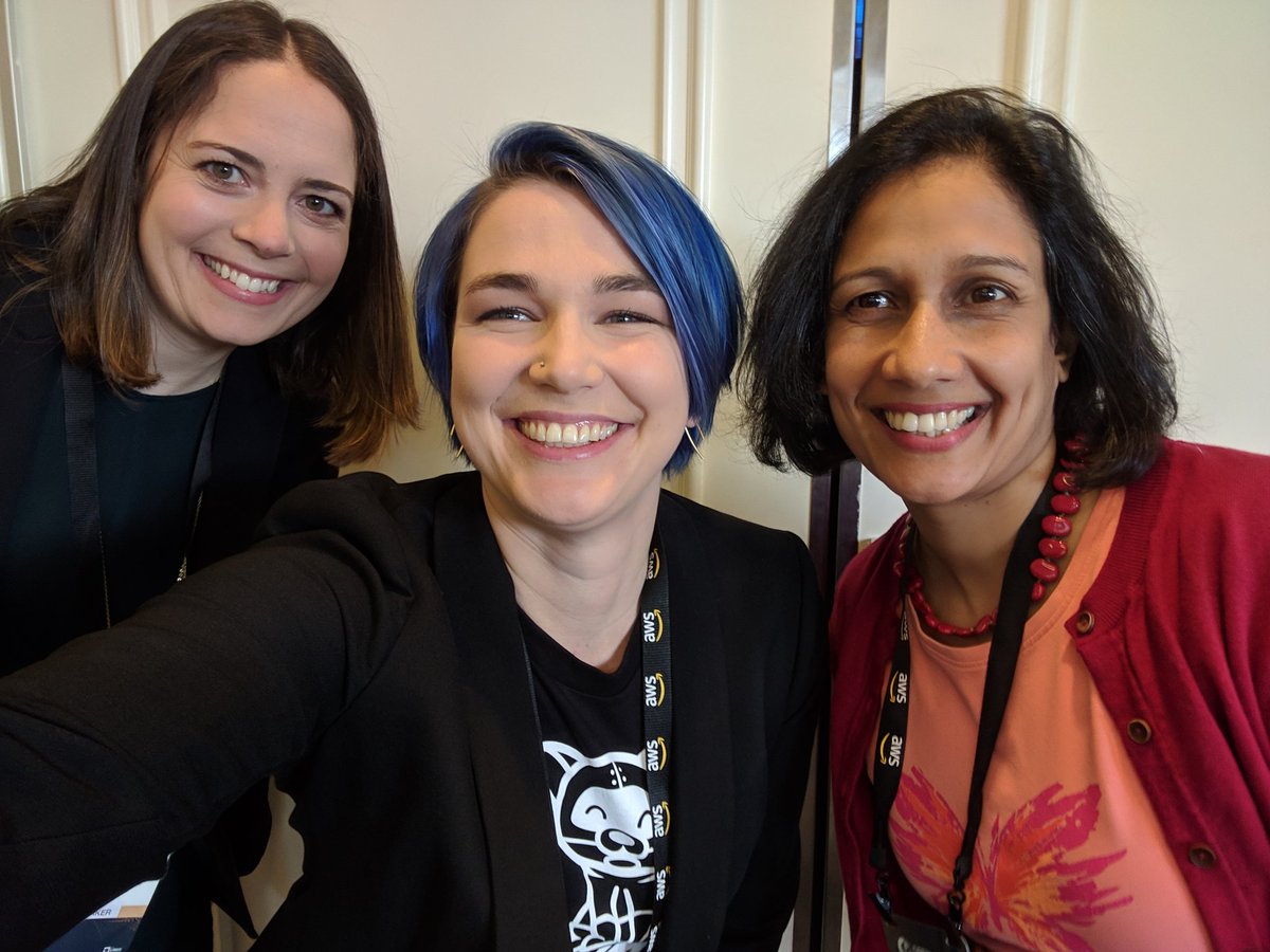 Keynote friends #lfosls 😻 @kimsterv @tracymiranda 🤘 Tekton + @jenkinsxio 4 life ♥️