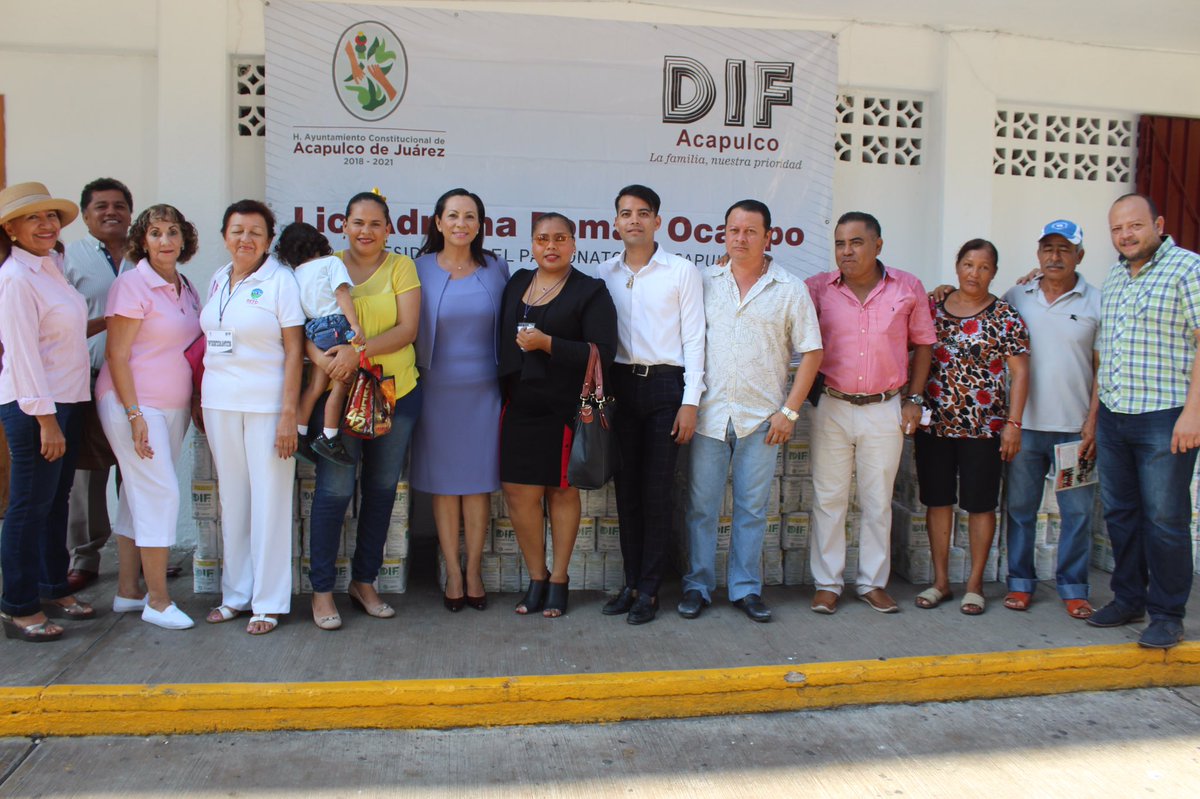 DIFAcapulco's tweet photo. Como parte del #ProgramaEmergente de apoyo de harina a grupos vulnerables, esta mañana nuestra presidenta de patronato @AdrianaRoOcampo entregó paquetes de ayuda a representantes de Asociaciones Civiles.

#LaFamiliaNuestraPrioridad

#TransformandoAcapulco https://t.co/2BIUn8ywmu