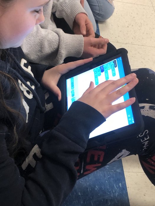 HowardWB's tweet photo. Great seeing our computers student working on coding and robotics! #howardrocks #wbwildcats https://t.co/ZwvZz110se
