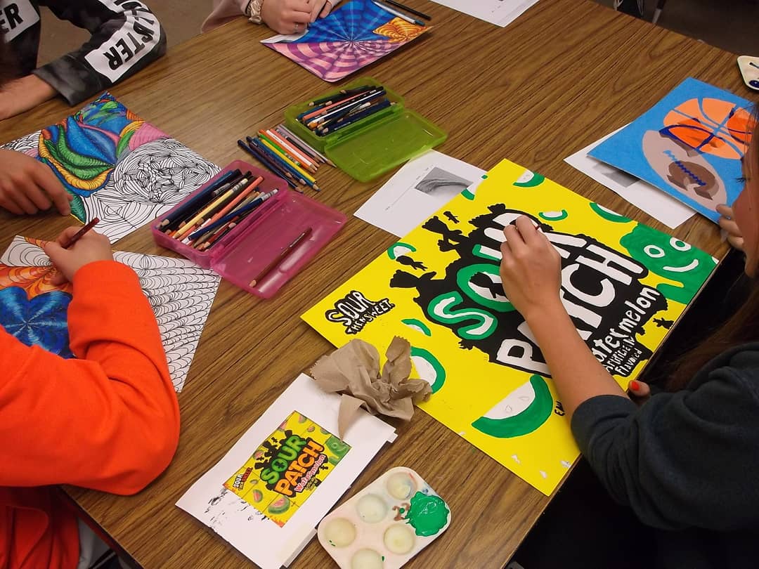 hcea_community's tweet photo. HCEA member Doug Osborn, Jr High, is working with 8th grade Art students on Pop Art posters of food wrappers, 3D letter designs, and Op Art designs. Mr. Osborn, talented knowledgeable, and experienced, is the perfect guide for such challenging and cool projects! #HCEAproud https://t.co/fyFgLsbDqA