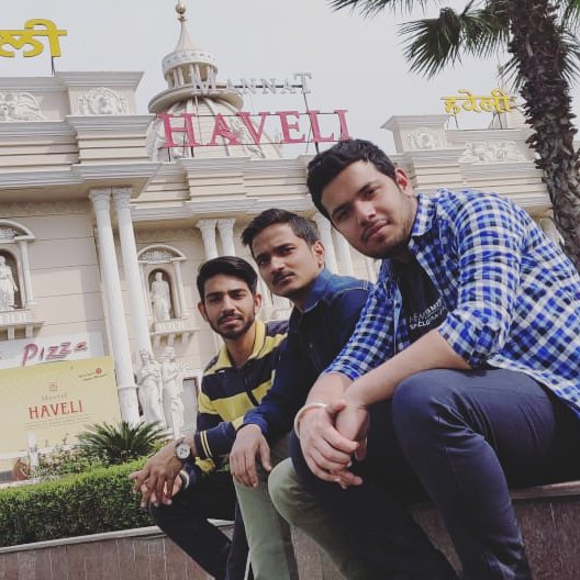 Kapoor_pawan98's tweet photo. #Friends #Yaars #Enjoying https://t.co/2eXhS9Dj7P