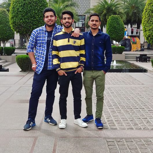 Kapoor_pawan98's tweet photo. #Friends #Yaars #Enjoying https://t.co/2eXhS9Dj7P