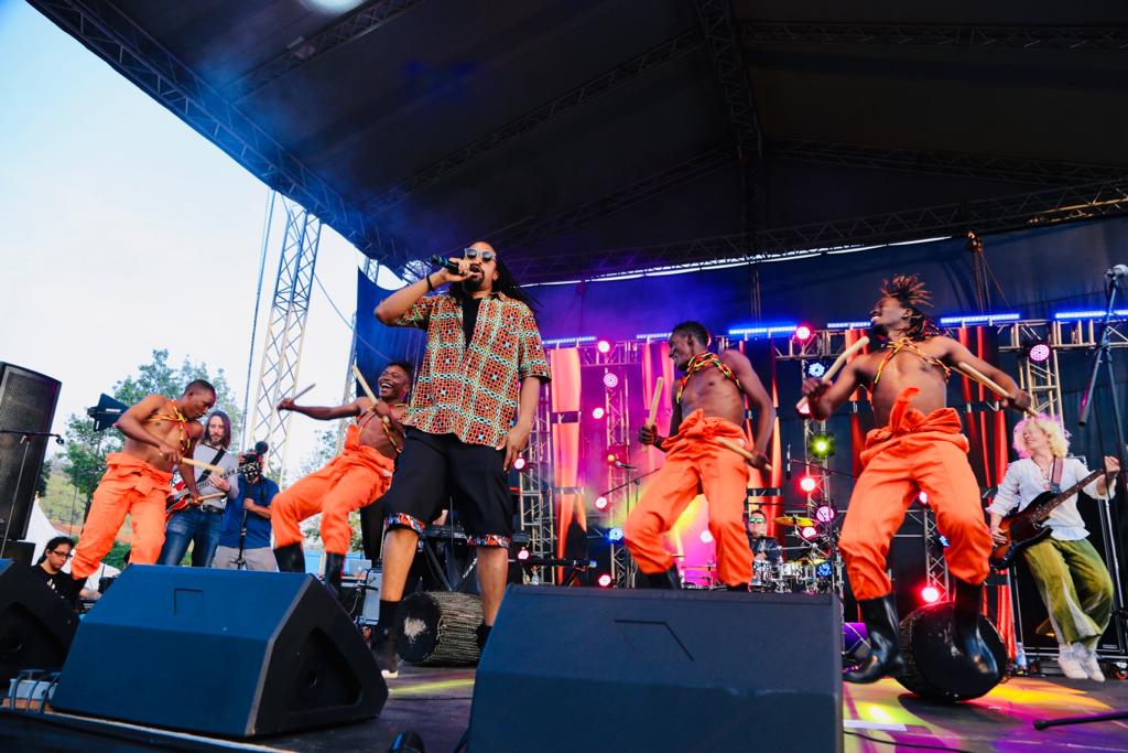SAUTIplusTV's tweet photo. And the crowd goes wild for Navio.. They can't get enough of his Afrofusion hits... #Obugalo #GirlsFest19 https://t.co/ovtbqoBvTd