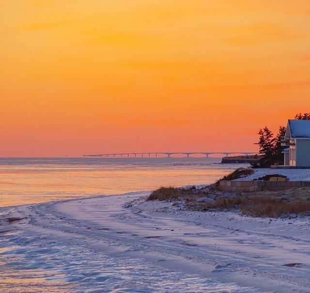 "Even after all these year, the Confederation Bridge is still a marvel to behold!" says @lansphotography A-GREED. 😍 That glowing tangerine sky makes everything a little extra pretty too. #cbc #pei #princeedwardisland #islandlife #eastcoast #maritimes… ift.tt/2Hyjcm5