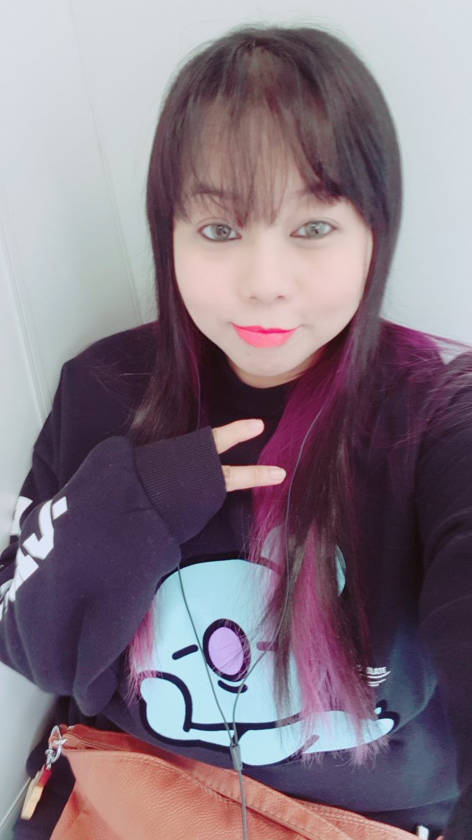 SSBTS_MAMA's tweet photo. At the #GENIUSLABSG event, someone giving out Namjoon items came over and asked if any one was a Namjoon stan, and I startled everyone sitting with me by suddenly looking up from my phone and screaming "ME" while thrusting out my Koya-clad chest. https://t.co/i00mSpwTmM