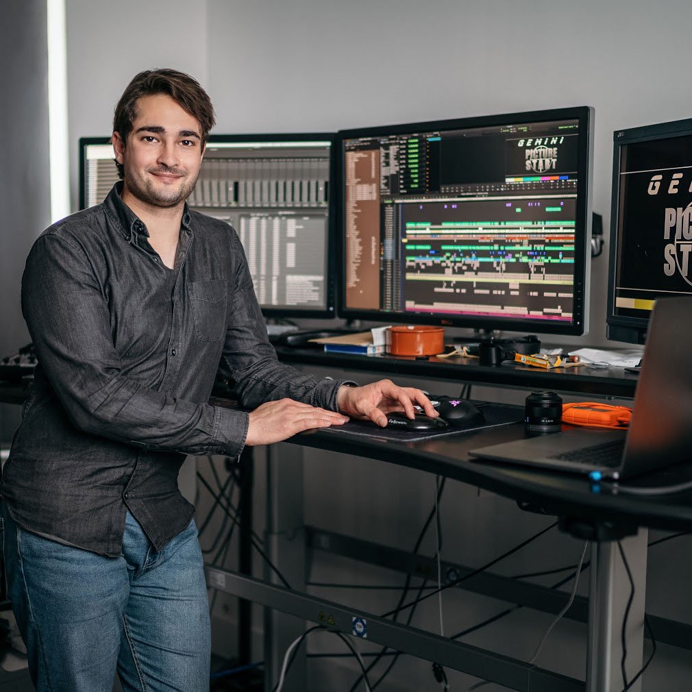 Ever wonder what it’s like to be an assistant editor on "Mission Impossible: Rogue Nation" or "Rogue One: A Star Wars Story"? <a href="/FilmEditingPro/">Film Editing Pro</a> asked Chris <a href="/cdfrith1/">Christopher Frith</a> Frith.
⠀
▶️ bit.ly/2Cg9mBU
⠀
#timelinetuesday #assistanteditor #missionimpossible #starwars #filmmaking